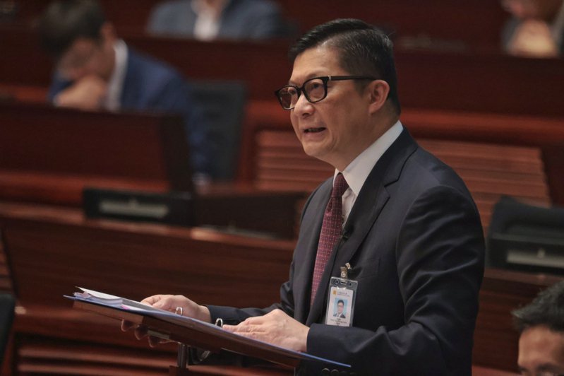 香港保安局長鄧炳強今天公開指稱，明報一篇有關基本法23條草案的報導有誤解和不實。明報則為此在其網站作出更正、澄清及致歉。香港中通社資料照