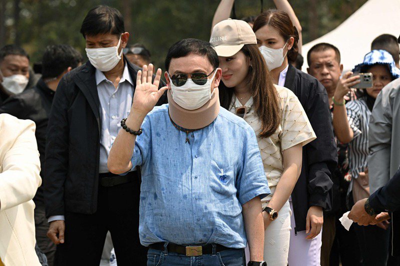 曾流亡海外的泰国前总理戴克辛去年返国后因贪污案坐牢，日前获假释。他今天远赴家乡清迈，获得红衫军支持者欢迎。 图／法新社(photo:UDN)