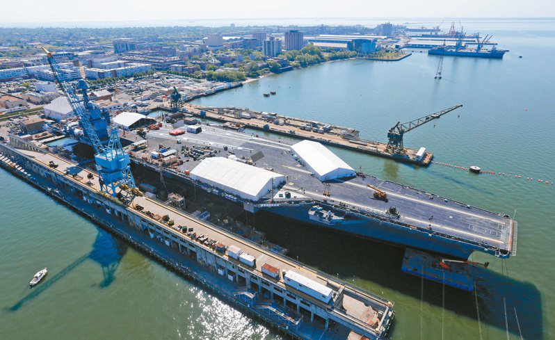 美造船風光不再 美國維吉尼亞州紐波特紐斯造船廠二○一六年正在建造福特號航空母艦。美國造船產能曾是全球第一，現在已遠遠落後中國。（美聯社）
