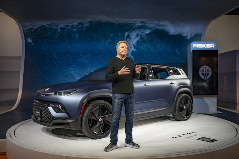 美國電動車新創品牌Fisker執行長Henrik Fiske於2022年2月28日在西班牙展示旗下電動車款Ocean。美聯社