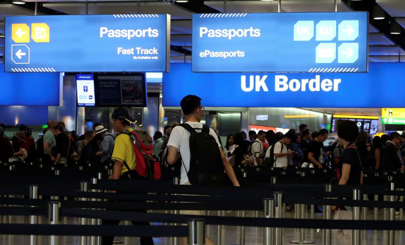 傳英國擬限制持公務護照入境的中國公民人數。路透
