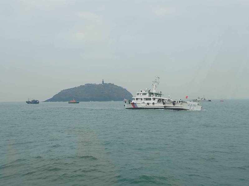 大陸籍漁船「閩龍漁61222」在金門東碇島西南方1.07浬處沉沒，船上6名船員落海，目前兩岸聯合搜救中。圖／金門海巡隊提供