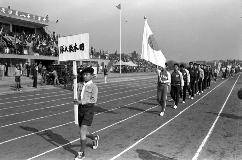 1969年3月15日，台灣區第2屆、台灣省第21屆田徑賽，日本教育大學田徑隊進場，參加表演的項目。圖／聯合報系資料照片
