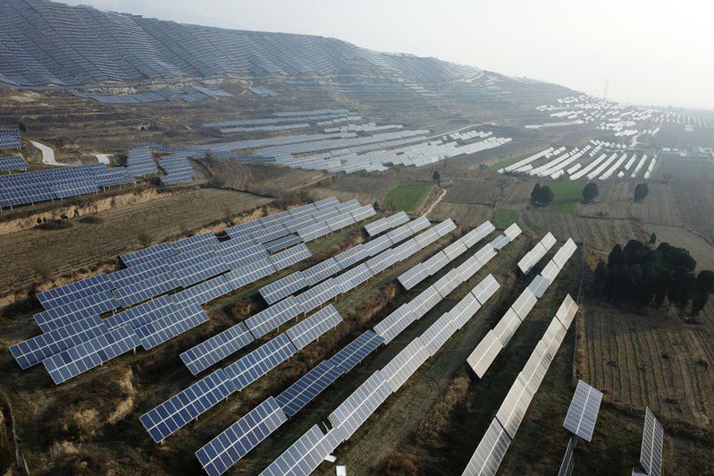 大陸太陽能產業外有歐美可能制裁的挑戰，行業內本身也面臨產能過剩的問題。（美聯社）