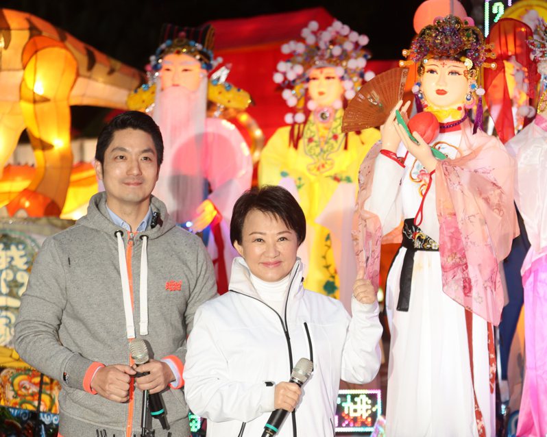 台中市長盧秀燕（右）和台北市長蔣萬安（左）情同姐弟，兩人在台北燈節時互稱「女神、男神」，相當逗趣。本報系資料照片