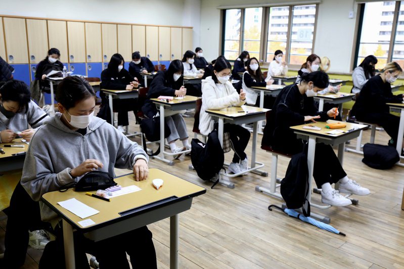 南韓2023年補習費支出再創新高。圖為南韓學生參加大學入學考試。路透