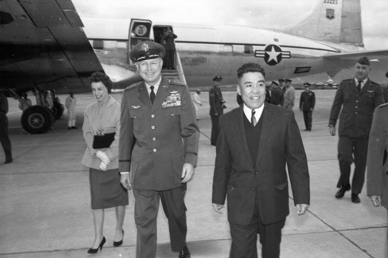 前參謀總長王叔銘（中右）1959年在機場迎接美國戰術空軍總司令魏蘭上將（中左）。圖／聯合報系資料照片