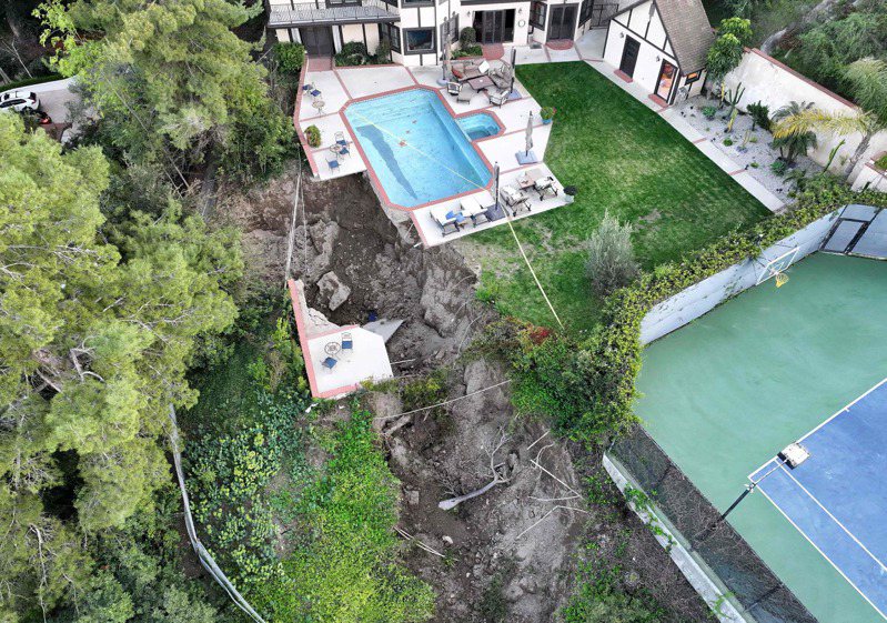 美國加州洛杉磯瑟曼橡社區（Sherman Oaks）13日凌晨3時左右驚傳土石流，嚴重破壞一棟正在翻修的豪宅後院。法新社