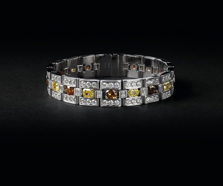 DAMIANI Belle Époque Frame美好年代精彩輪廓彩鑽手環，約555萬元。圖／戴美安妮提供