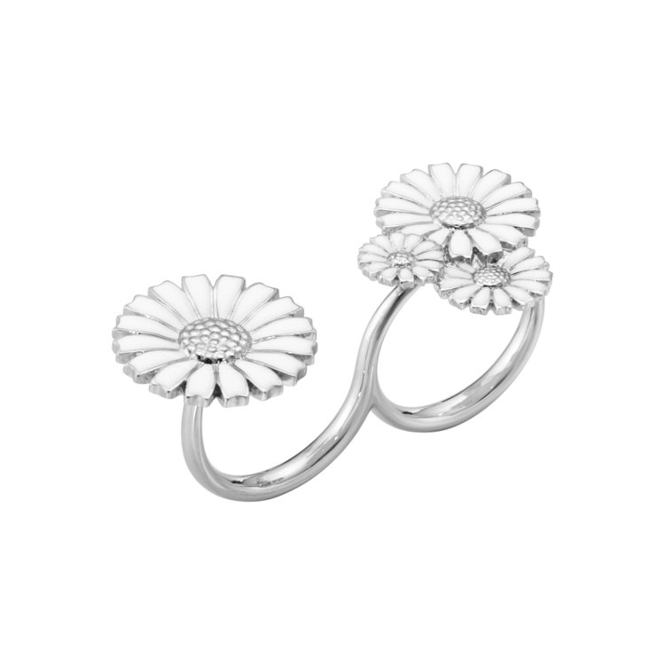 DAISY系列純銀電鍍銠白瓷琺瑯雙層戒指，10,700元。圖／喬治傑生提供