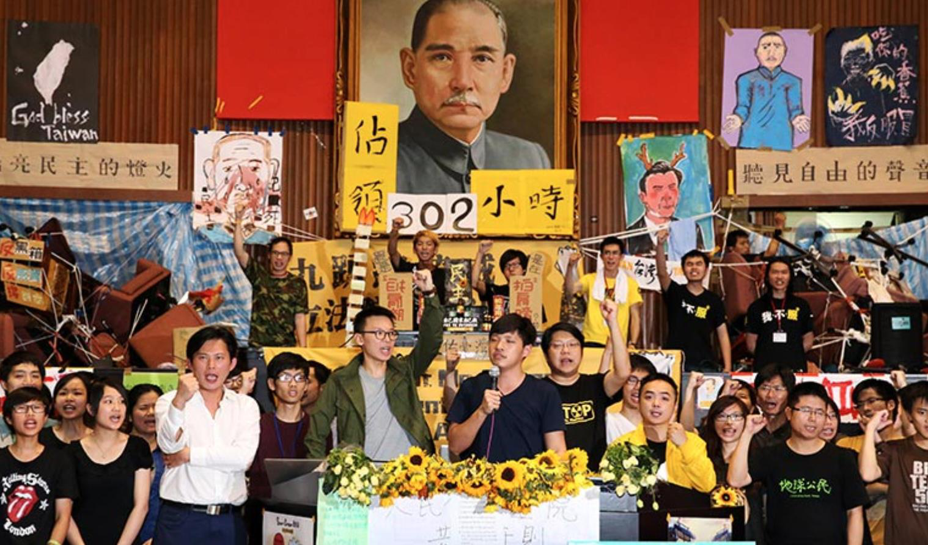 2014年爆發的太陽花學運，激發了許多年輕世代政治參與、改變台灣政黨版圖。圖／聯合報系資料照。