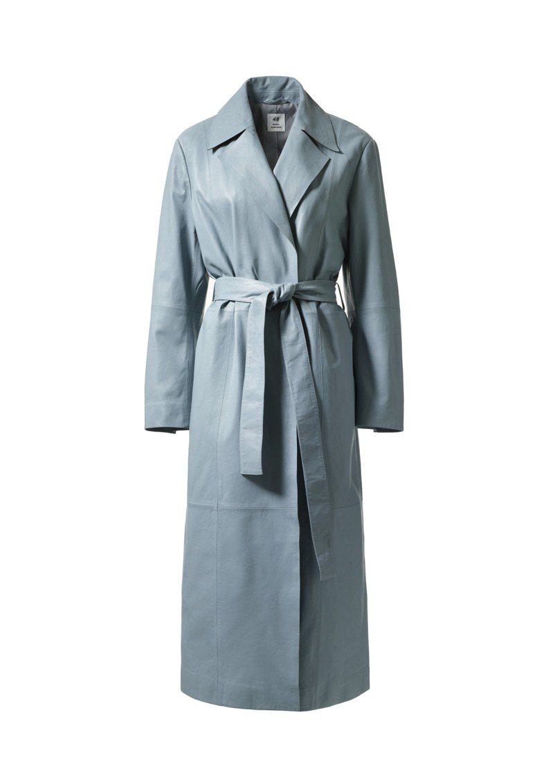 H&M Studio春夏系列真皮绑带大衣，15,999元。图／H&M提供