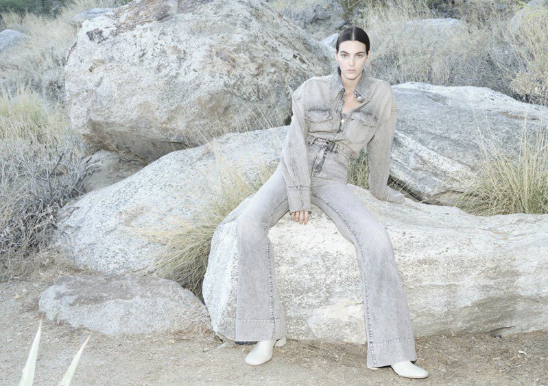 H&M Studio春夏系列合身款牛仔喇叭裤与缀饰莱茵石的居家服单品展现松弛气息。图／H&M提供