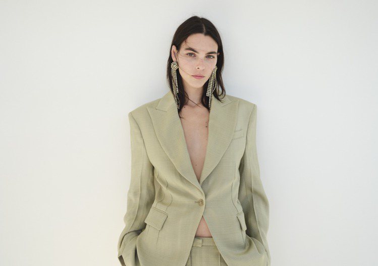 名模Vittoria Ceretti演繹的西裝套裝就以品牌典藏款西裝外套為設計原型，版型寬鬆卻有有方正感，休閒別緻。圖／H&M提供
