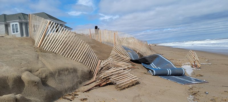 美國麻州沿海小鎮索爾斯伯里居民為了保護海濱房屋，花費巨資建造沙丘以抵禦潮汐侵蝕，但完工僅僅三天，就遭來襲的周末冬季風暴全數沖走。照片翻攝：FACEBOOK / Salisbury Beach Citizens for Change