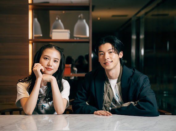 許光漢(右)和日本女星清原果耶在電影「青春18×2 通往有你的旅程」上演一段刻苦銘心的異國愛情故事。圖／翻滾吧男孩電影有限公司提供