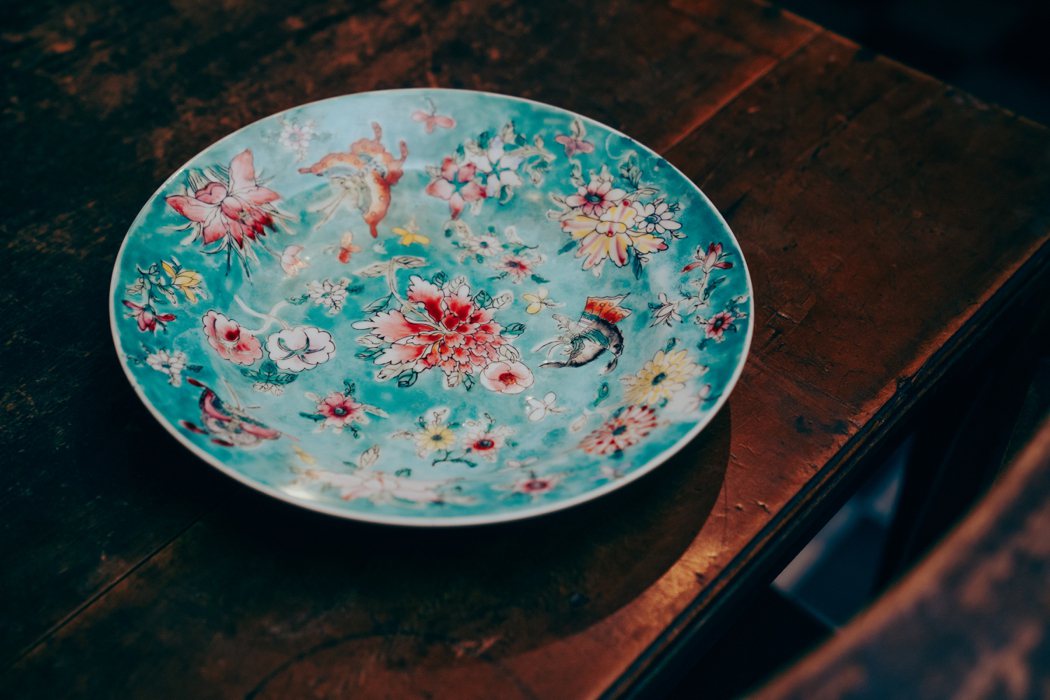 古瓷餐盤｜購於香港，依照瓷器底部的印章與彩繪工藝，判斷是清末民初的老物，謝小曼特...