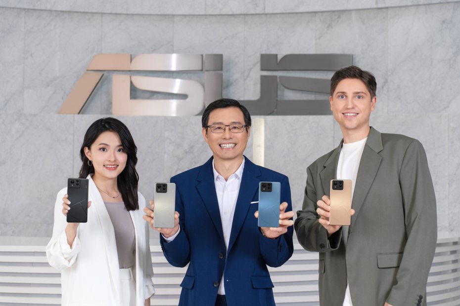 華碩14日舉行新機發表會，正式發表旗下Zenfone 11 Ultra，圖（中）為華碩共同執行長許先越。華碩／提供
