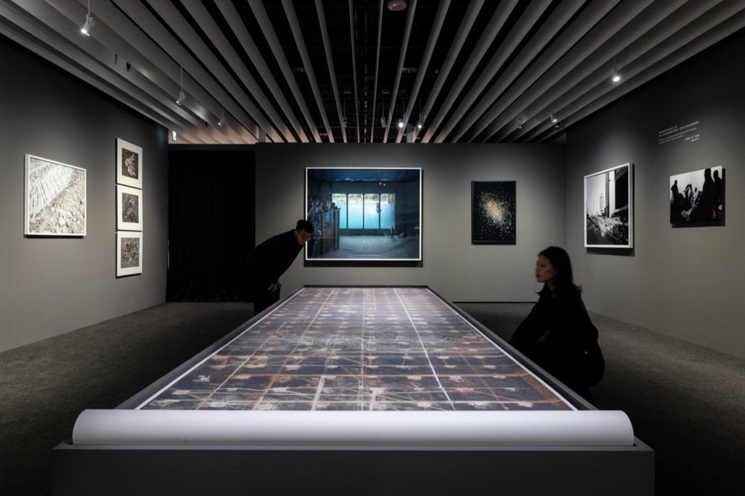 忠泰美術館3月16日推出國際巡迴攝影藝術展《文明：當代生活啟示錄》，此為主展區二...