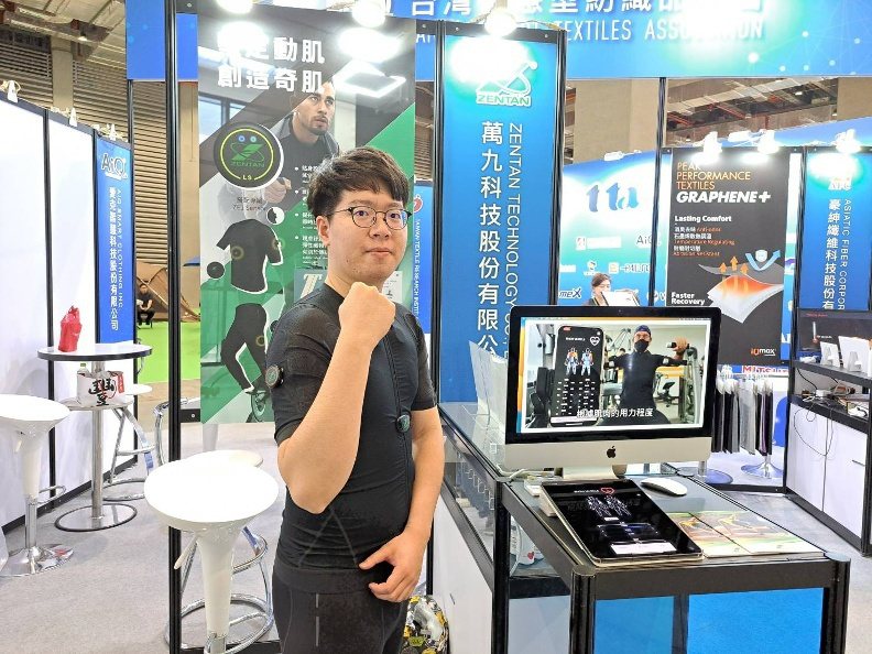 万九科技在2024年「台湾国际运动及健身展」（2024 TaiSPO）中，展出最新产品「Hero ZE1英雄衣」。远见记者林信男摄