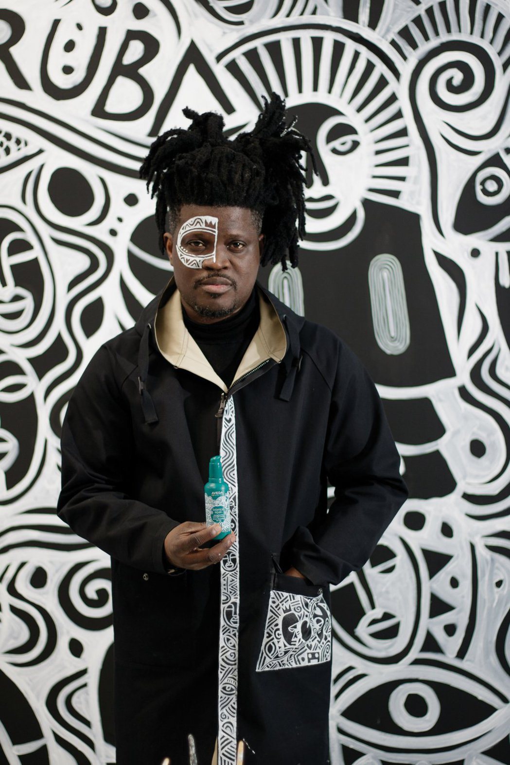 AVEDA與奈及利亞藝術家Laolu Senbanjo合作，限量推出「花植結構重...