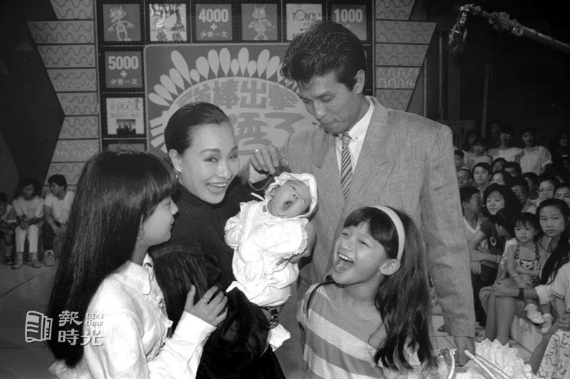 電視節目強棒出擊中，邀來產後首次亮相的藝人比莉，圖左起為比莉大女兒裘比、比莉、小兒子周湯豪、老公周禹候及小女兒裘依。圖／聯合報系資料照(1988/09/09  郭肇舫攝影)