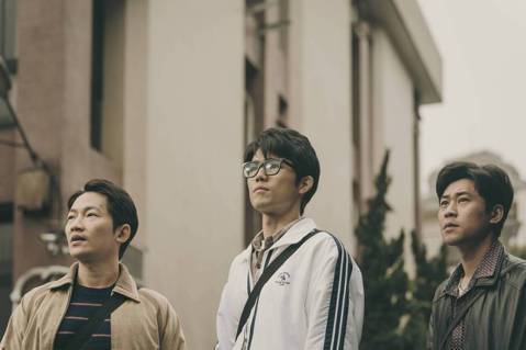 蔡昌憲(左起)、張耀仁、黃迪揚在「鹽水大飯店」中是三兄弟，戲外則都是奶爸。圖／公...