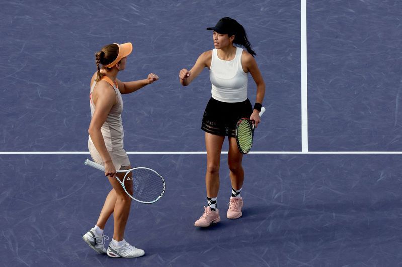 我國網球好手謝淑薇與比利時搭擋梅騰絲（Elise Mertens）繼2021年後再度攜手挺進到印地安泉女雙決賽。 法新社