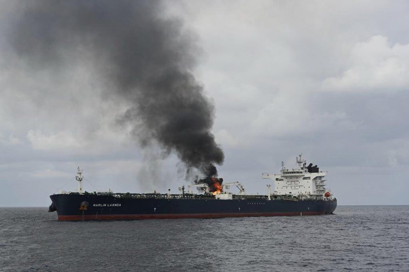 葉門叛軍在紅海隨意攻擊商船，造成全球貿易緊張。圖為早前被葉門叛軍擊中的油輪。美聯社資料照