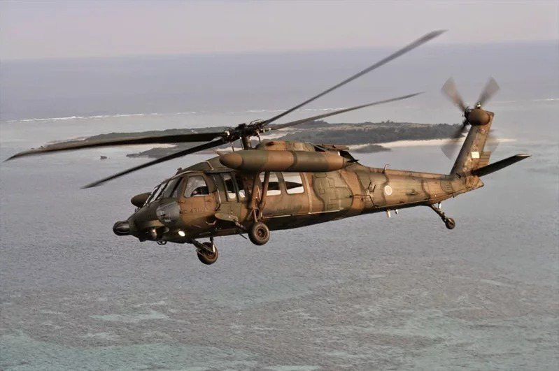 日本陸上自衛隊一架UH-60JA黑鷹直升機去年4月墜機釀10死。 示意圖／歐新社