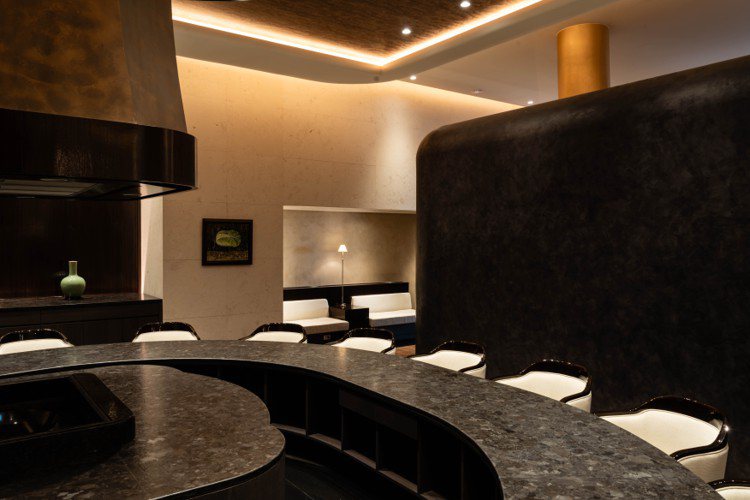餐廳設置有U型板前區，讓賓客可以近距離欣賞師傅手藝。圖／雋提供