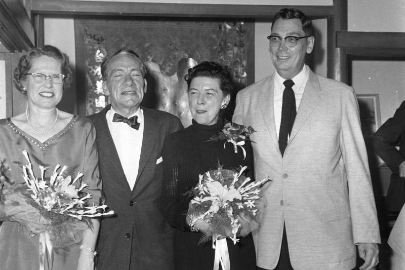 1958年3月16日，美國新聞處的賀瑞生（左二）君和哈德遜女士（右二），在台灣家中再度舉行一次中西合璧式的結婚嘉禮。圖／聯合報系資料照片