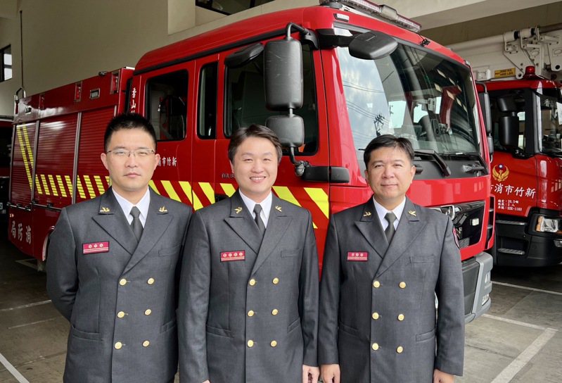 新竹市消防局第一大队由大队长林敬贤（中）、副大队长林展祺（右）、刘秀仁（左）共同担负铁路以西一带的消防安全任务。图／竹市府提供