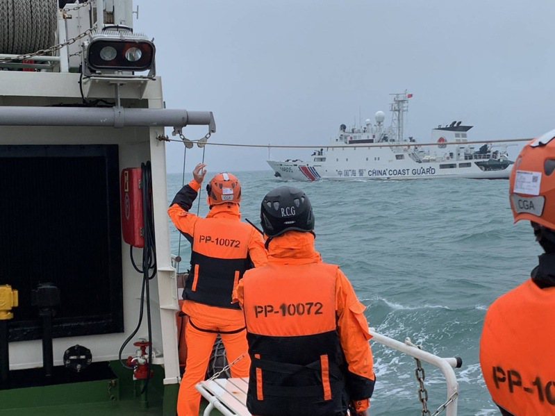 海巡署派船在马祖海域搜寻落水大陆渔民。记者廖炳棋/翻摄