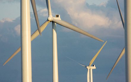 美國第一座商用規模的離岸風電廠已正式開張，有望為接下來更多大型風電場鋪路。路透