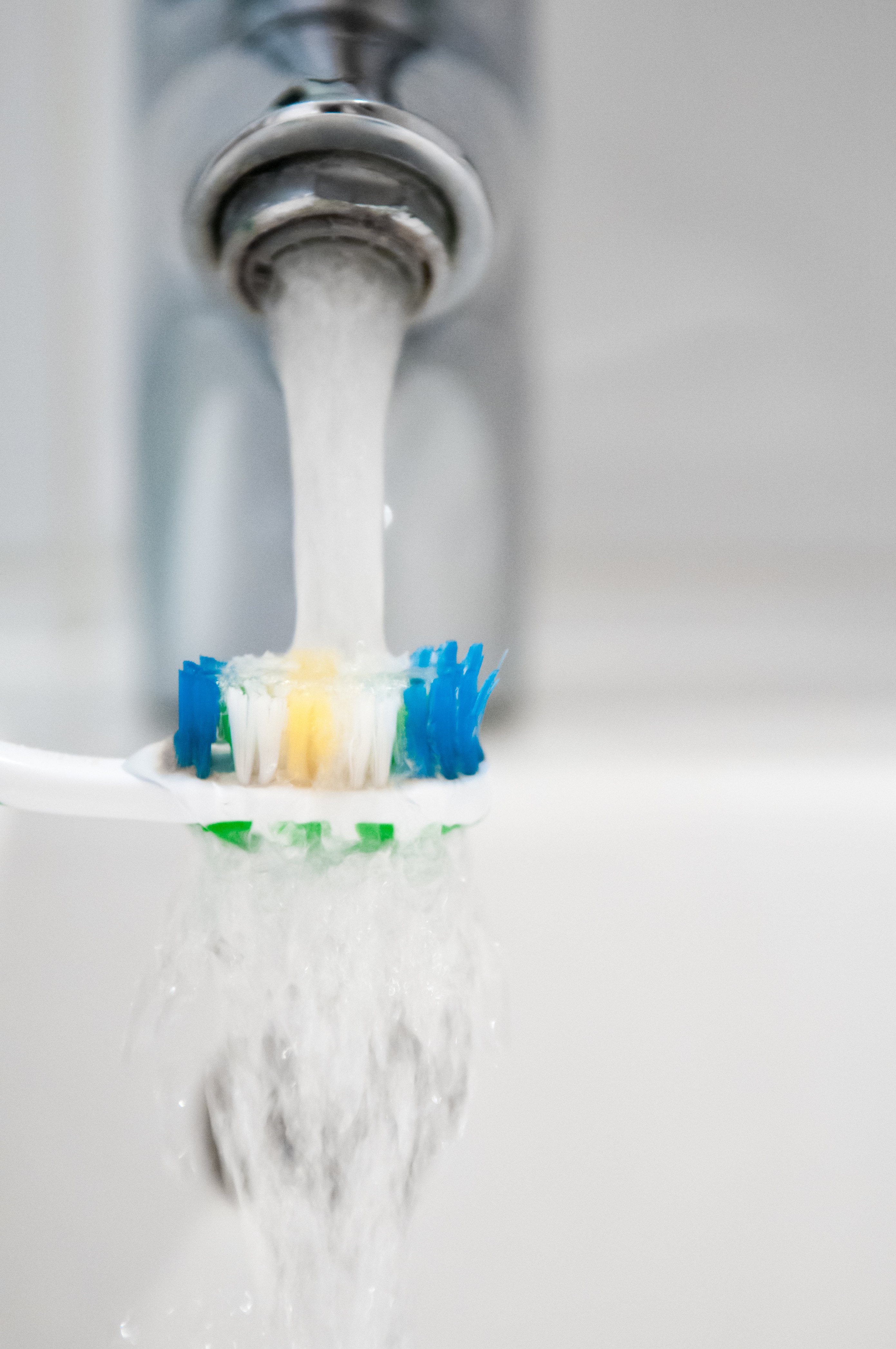 刷毛沾過水，有均分牙膏之效，讓牙齒更能接觸到牙膏，提升潔牙效率，更徹底地移除牙垢與殘渣。圖/123RF