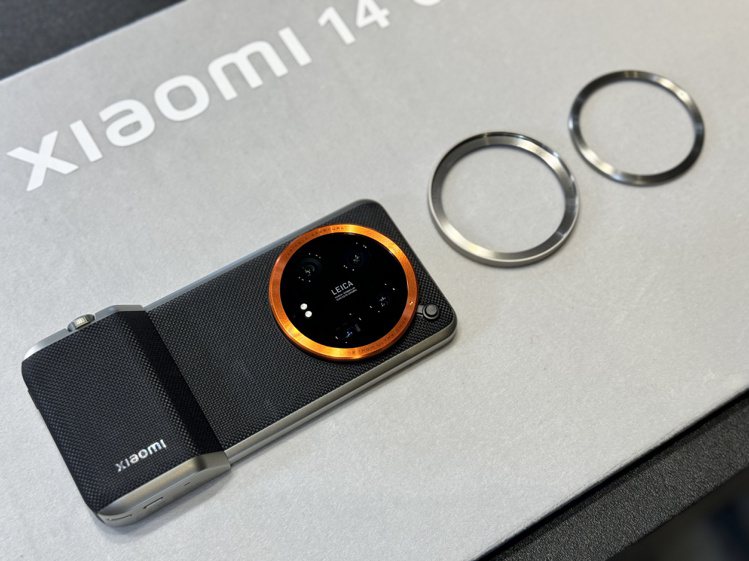 Xiaomi 14 Ultra專業攝影套裝內含保護殼、攝影手把、67mm濾鏡轉接環、橘色鏡頭裝飾環以及掛繩配件記者黃筱晴／攝影