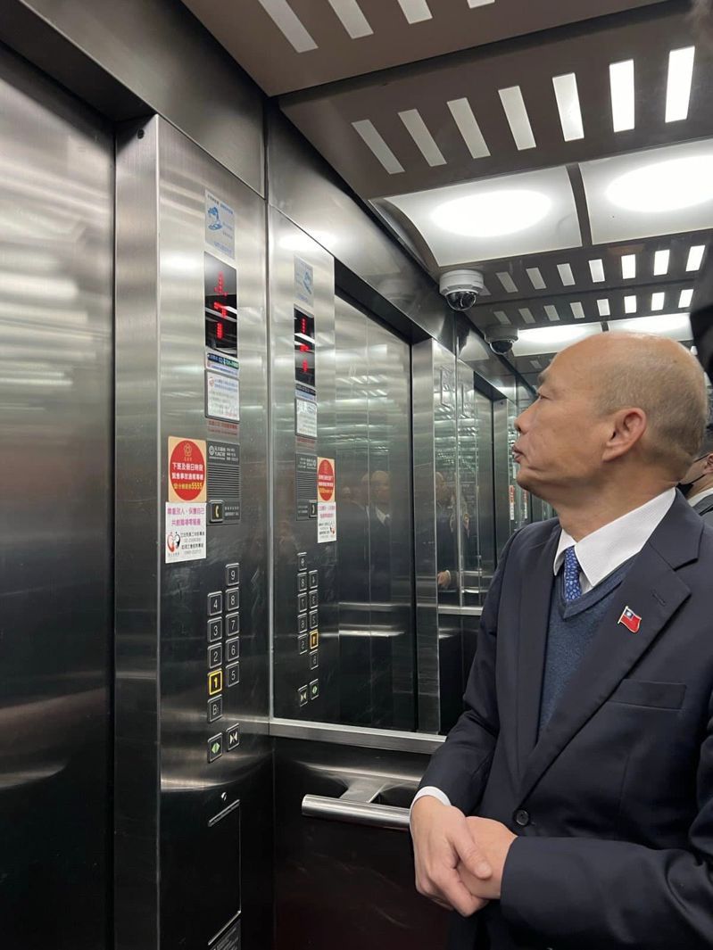 立法院長韓國瑜下午前往中興大樓視察電梯施工現況。（圖取自韓國瑜臉書）