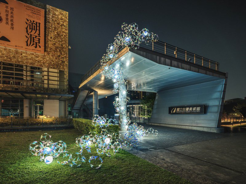 馬來西亞光影藝術家Jun ONG，打造一座沉浸式幾何光影作品《珊瑚》。國美館提供