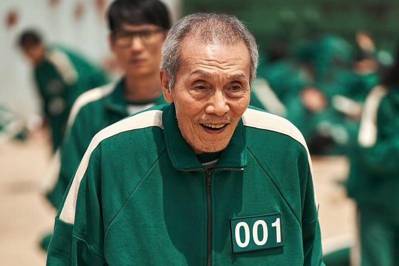 79歲南韓演員吳永洙在串流影音平台「網飛」熱門影集「魷魚遊戲」中，飾演001號參賽者「剛布爺爺」吳一男。圖／擷取自X
