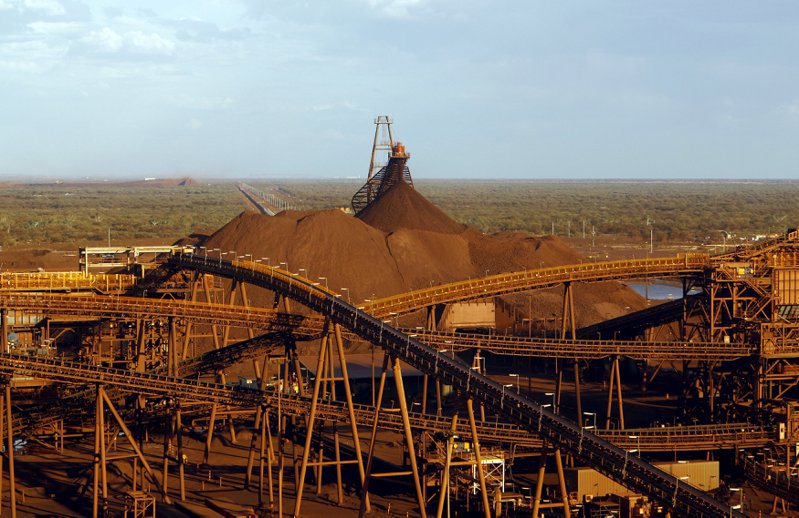 銅價在供應縮減顧慮下漲破每噸9,000美元大關，鐵礦砂價格卻隨著需求滑落，跌破每噸100美元。 （路透）
