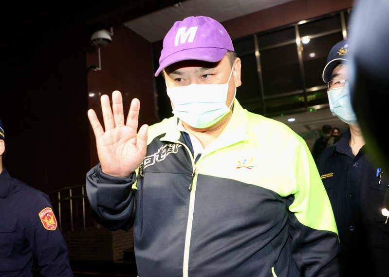 台北市議員陳重文（中）疑收賄遭檢方聲押禁見，法院裁定200萬元交保。聯合報資料照片