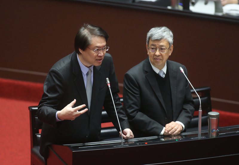 內政部長林右昌(左)在立法院備詢對修法陸配⼊籍須宣誓效忠附和認同。圖/中央社
