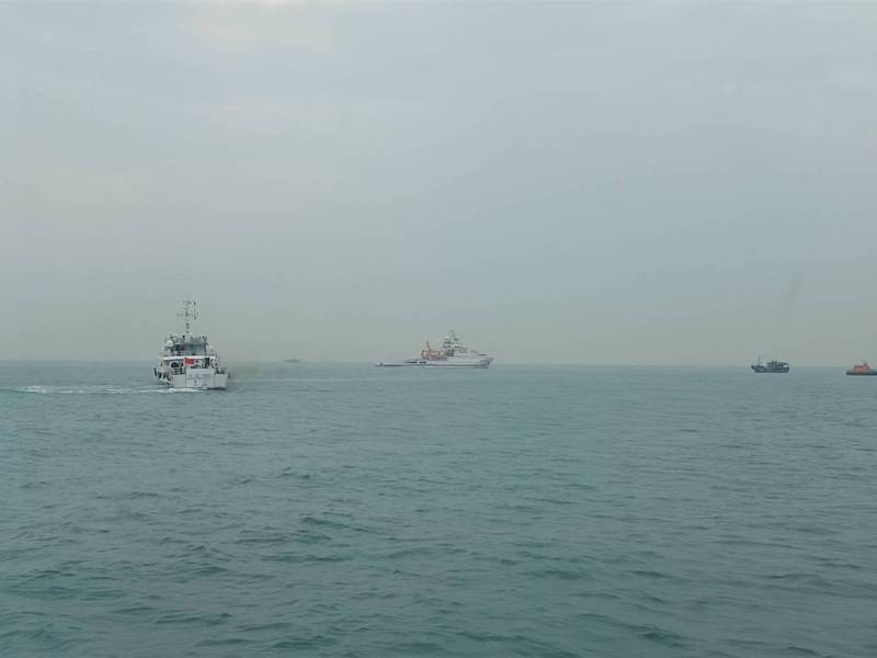 日前一中國籍漁船「閩龍漁61222」在金門東碇島西南方1.07浬處沉沒，船上6名船員落海。圖／金門海巡隊提供
