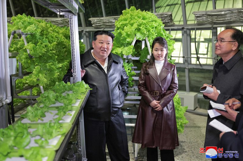 北韓領導人金正恩與女兒金朱愛一同出席溫室農場開幕式。路透社