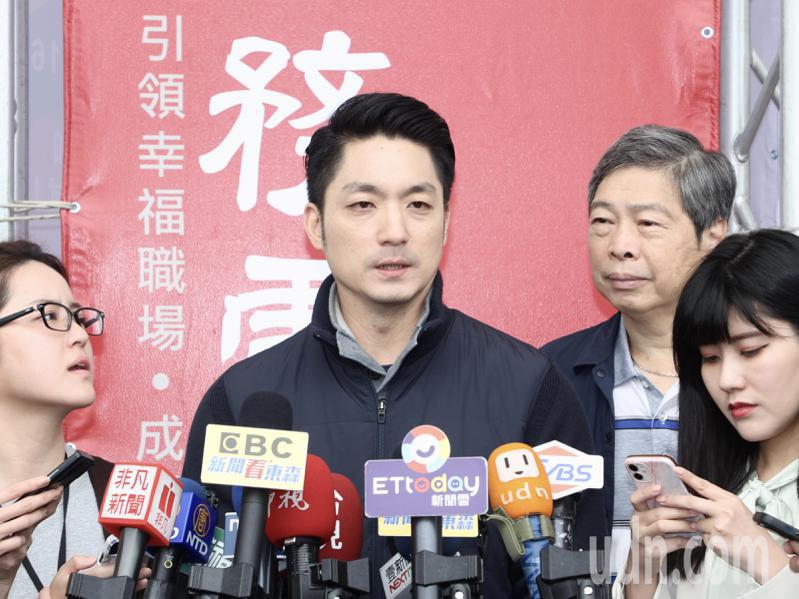 台北市長蔣萬安（左二）表示，中央、地方會一起建構完善社會安全網。記者曾吉松／攝影
