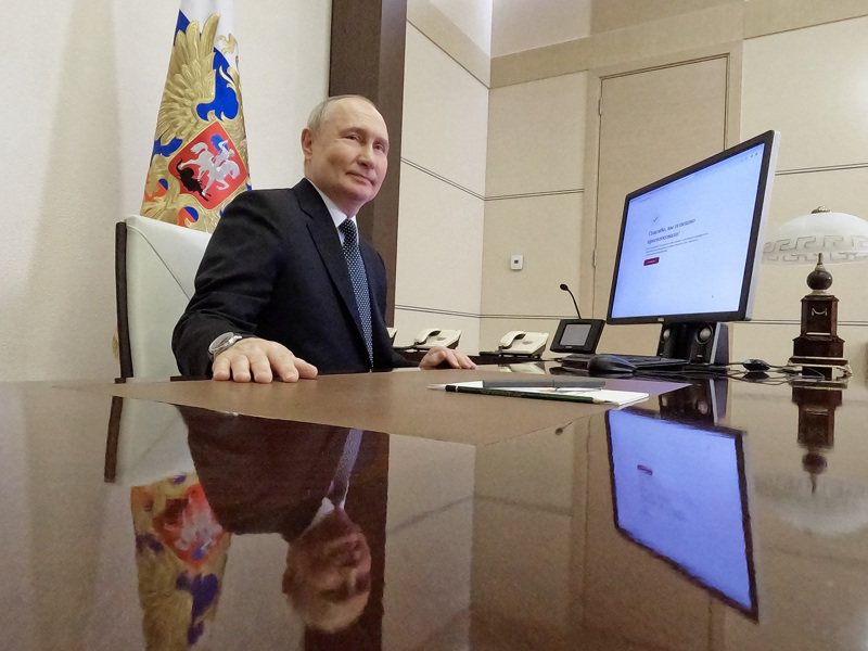 俄羅斯15至17日舉行總統大選，現任總統普亭第一天就在座落於首都莫斯科附近的新奧加廖沃官邸投完票。電腦螢幕顯示系統確認投票順利完成。歐新社