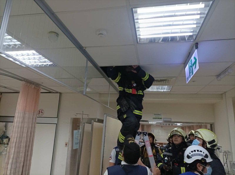消防人員查看高醫急診室管天花板管線。記者古和純／翻攝