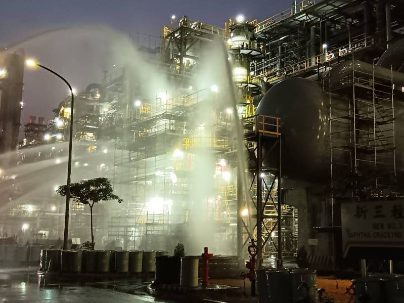 中油林園廠新三輕工場今晚6時許驚傳火警，消防人員在現場持續噴射水霧稀釋乙烯濃度。記者王勇超／翻攝