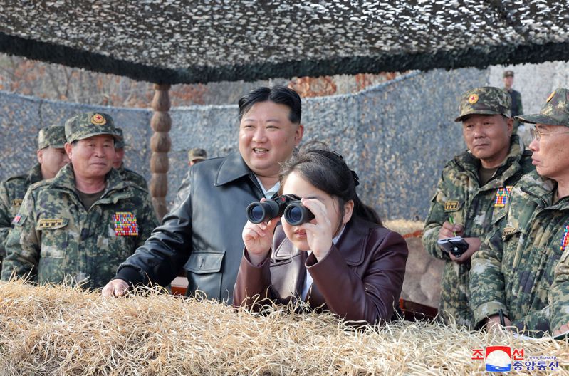 北韓官方媒體中央通信社今天報導，北韓領導人金正恩在西部地區視察砲兵部隊射擊演習，有新近裝備的「超大型」多管火箭發射器加入。法新社